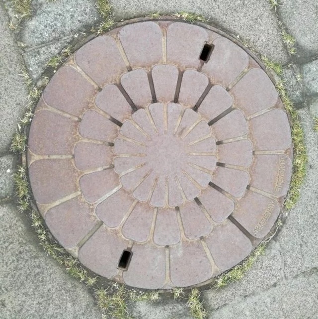 Manhole Art (27 pics)