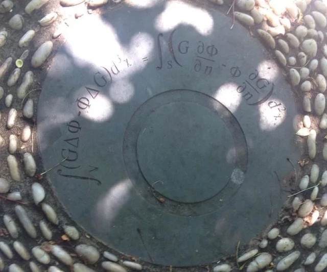 Manhole Art (27 pics)
