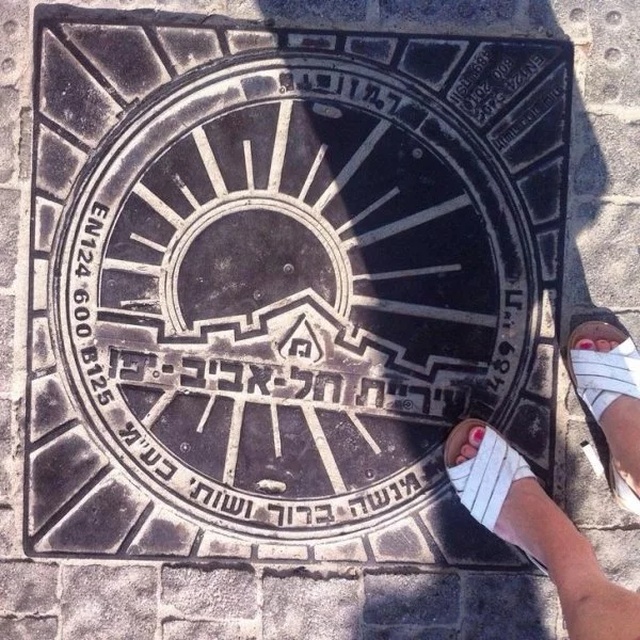 Manhole Art (27 pics)