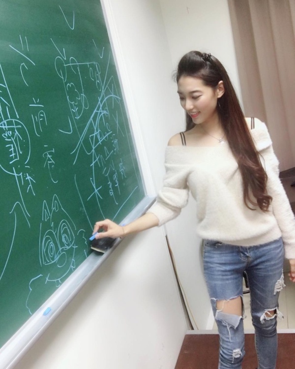 Meet Taiwan S Hottest Teacher 20 Pics