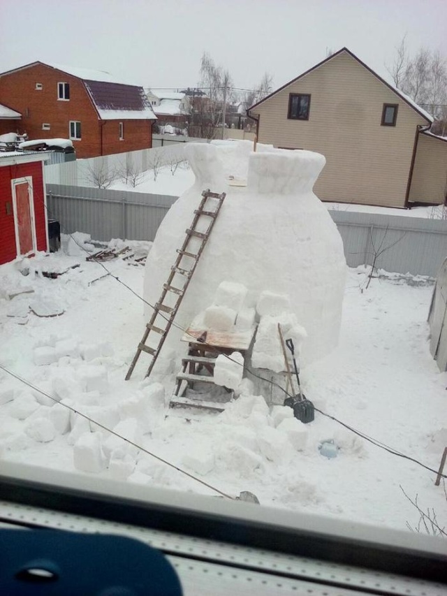 Giant Snowman (8 pics)