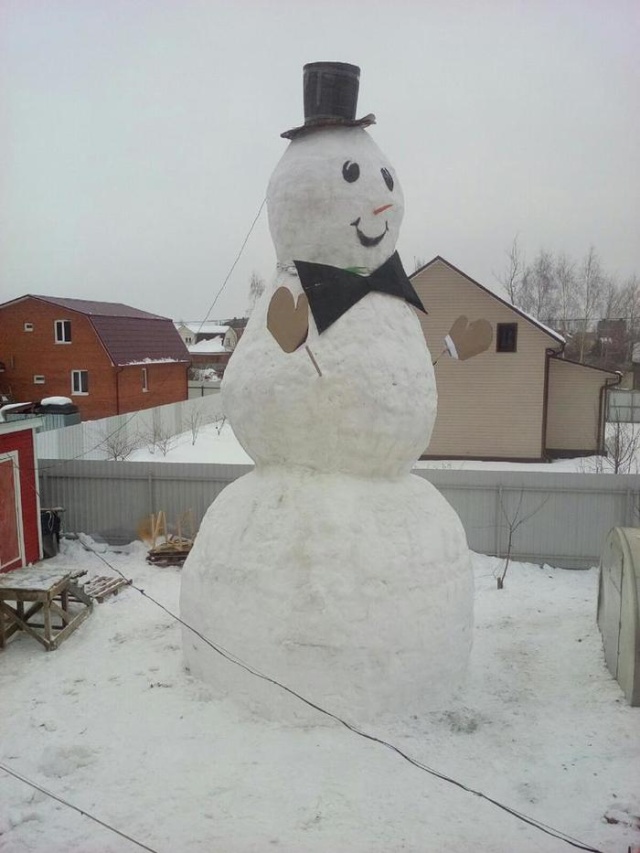 Giant Snowman (8 pics)