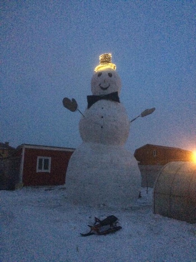 Giant Snowman (8 pics)