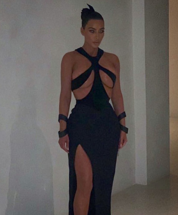 Kim Kardashian's Very Hot Dress (4 pics)