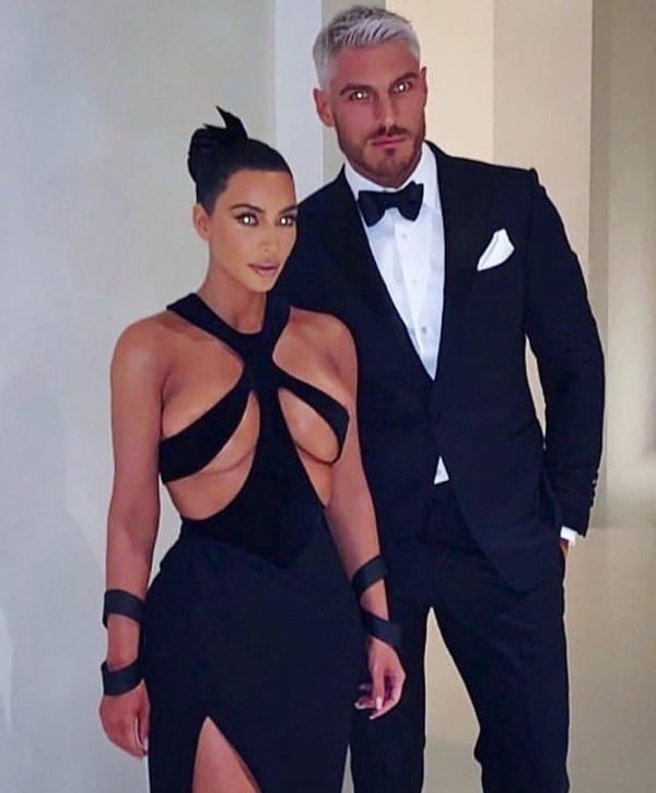 Kim Kardashian's Very Hot Dress (4 pics)
