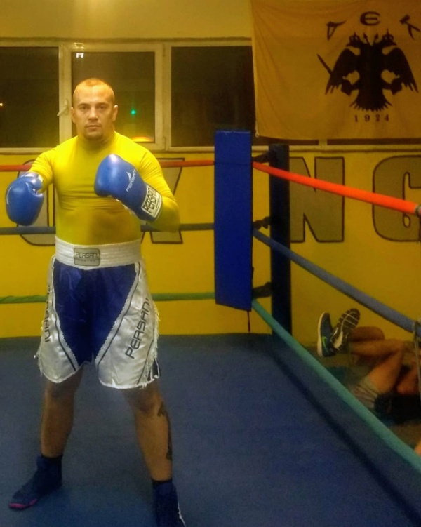 Evangelos Khatzis Is The Only Professional Boxer With A Partially Amputated Hand (15 pics)