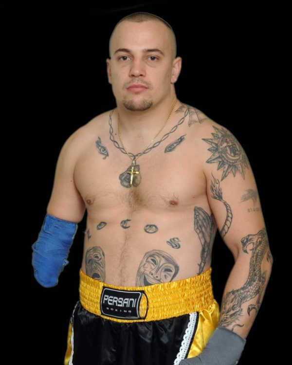 Evangelos Khatzis Is The Only Professional Boxer With A Partially Amputated Hand (15 pics)