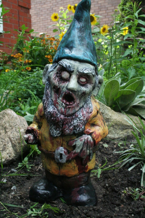 Zombie Garden Gnomes (14 pics)