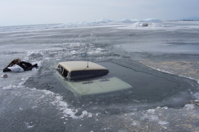 Russian Lake Baikal Is A Tough Place For Cars (25 pics)