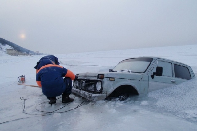 Russian Lake Baikal Is A Tough Place For Cars (25 pics)