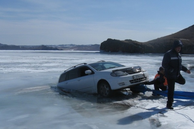 Russian Lake Baikal Is A Tough Place For Cars (25 pics)