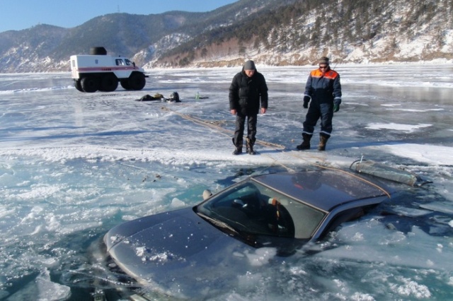 Russian Lake Baikal Is A Tough Place For Cars (25 pics)