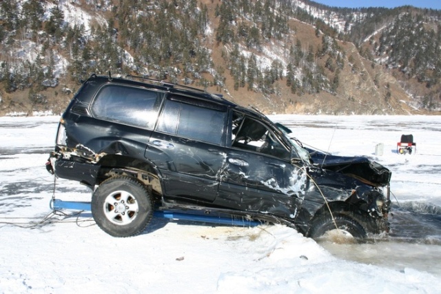 Russian Lake Baikal Is A Tough Place For Cars (25 pics)