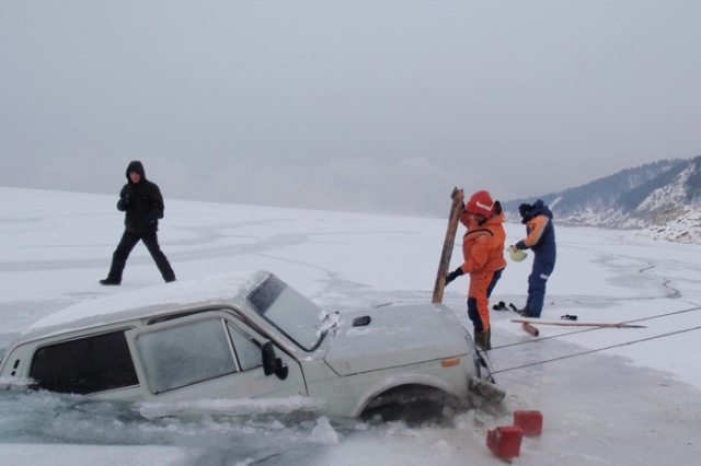 Russian Lake Baikal Is A Tough Place For Cars (25 pics)