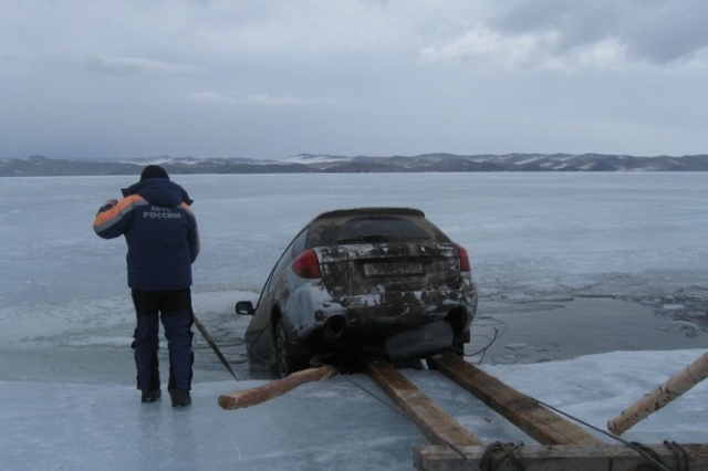 Russian Lake Baikal Is A Tough Place For Cars (25 pics)