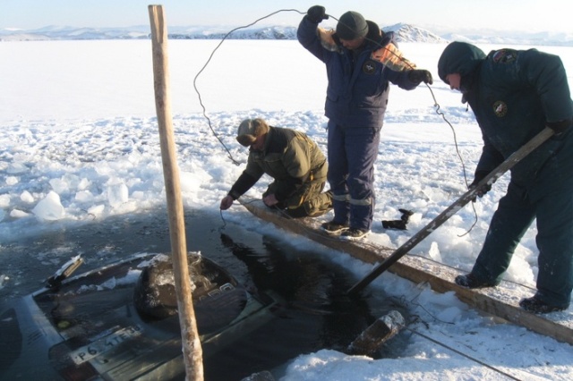 Russian Lake Baikal Is A Tough Place For Cars (25 pics)