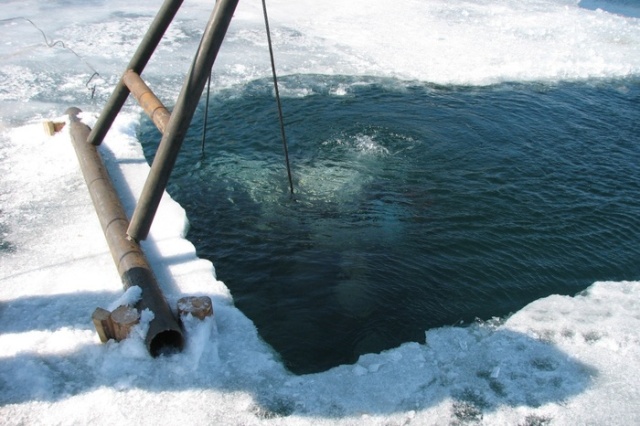 Russian Lake Baikal Is A Tough Place For Cars (25 pics)