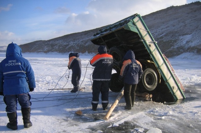 Russian Lake Baikal Is A Tough Place For Cars (25 pics)