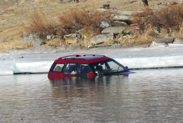 Russian Lake Baikal Is A Tough Place For Cars (25 pics)