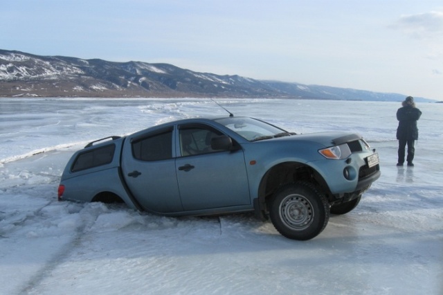 Russian Lake Baikal Is A Tough Place For Cars (25 pics)