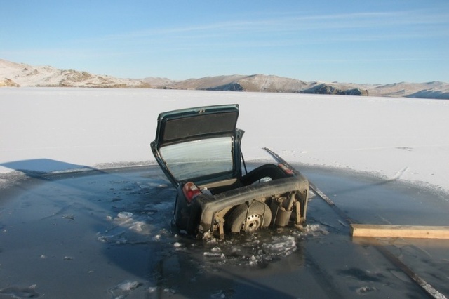 Russian Lake Baikal Is A Tough Place For Cars (25 pics)