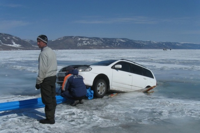 Russian Lake Baikal Is A Tough Place For Cars (25 pics)
