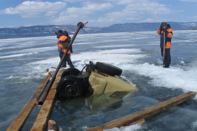 Russian Lake Baikal Is A Tough Place For Cars (25 pics)