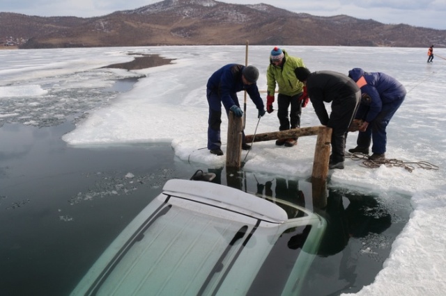 Russian Lake Baikal Is A Tough Place For Cars (25 pics)