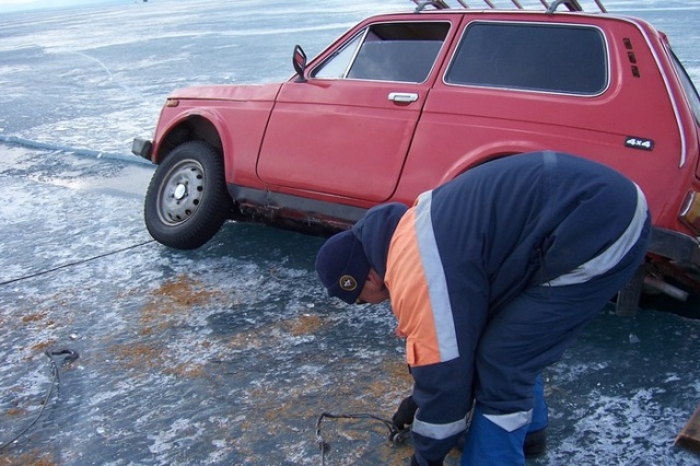 Russian Lake Baikal Is A Tough Place For Cars (25 pics)