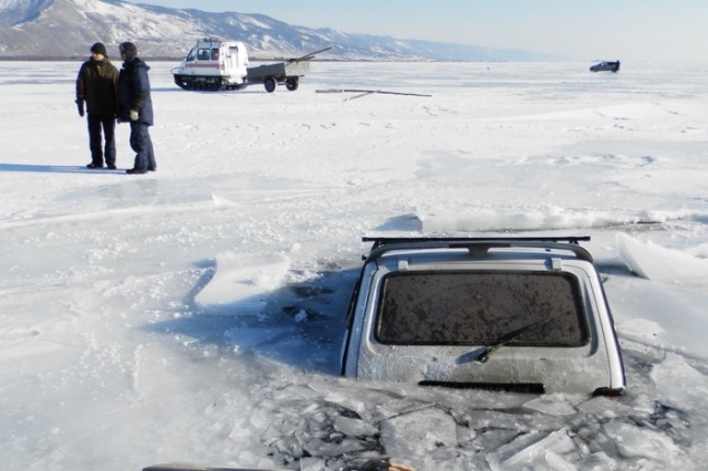 Russian Lake Baikal Is A Tough Place For Cars (25 pics)