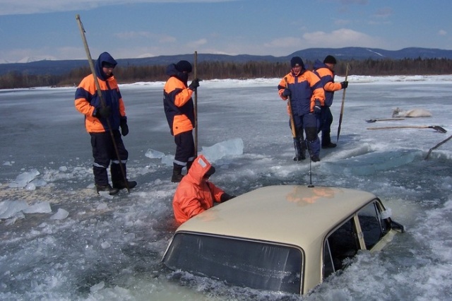Russian Lake Baikal Is A Tough Place For Cars (25 pics)