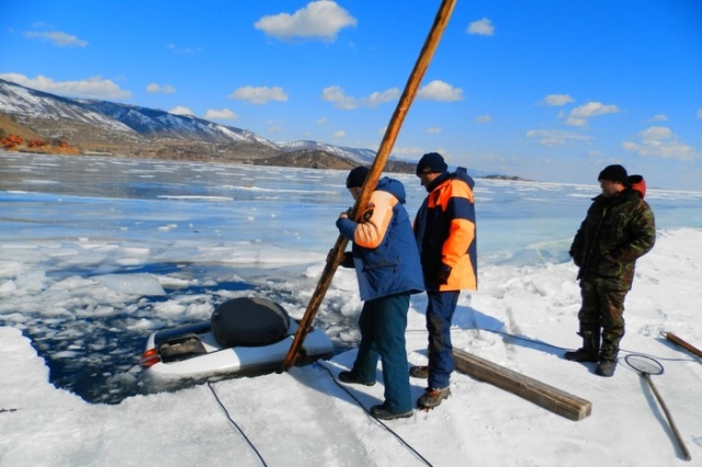 Russian Lake Baikal Is A Tough Place For Cars (25 pics)