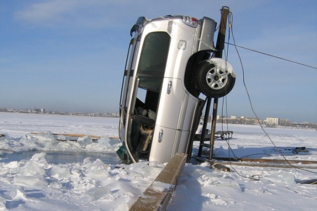 Russian Lake Baikal Is A Tough Place For Cars (25 pics)