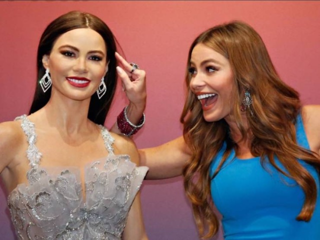 Can You Guess Where Are The Celebs And Where Are Their Wax Figures? (30 pics)