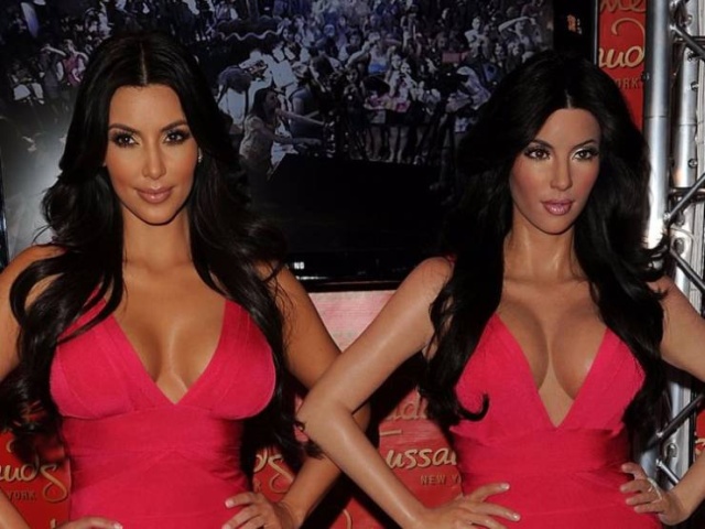 Can You Guess Where Are The Celebs And Where Are Their Wax Figures? (30 pics)