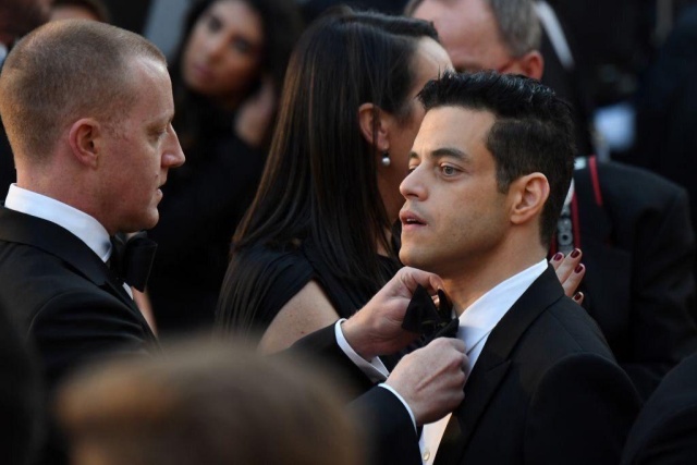 Everyone Kept Trying to Fix Rami Malek's Bowtie At The 2019 Oscars (5 pics)