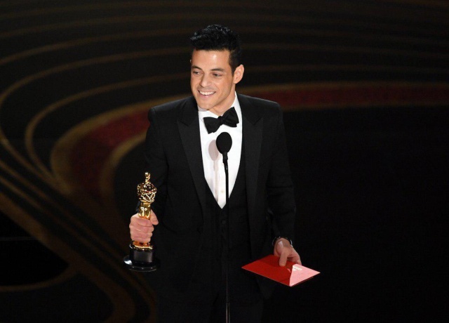 Everyone Kept Trying to Fix Rami Malek's Bowtie At The 2019 Oscars (5 pics)