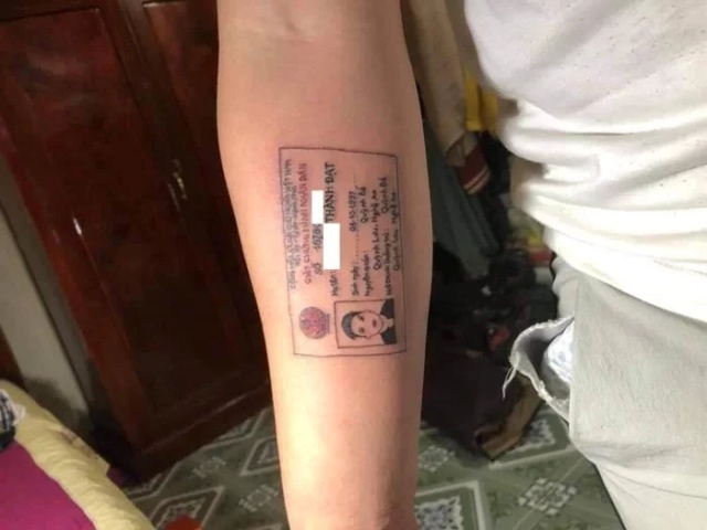 Guy Who Always Forgot His ID Card Has It Tattooed on Forearm (2 pics)