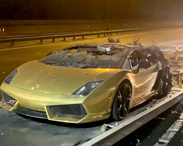 Gold Lamborghini Explodes (7 pics)