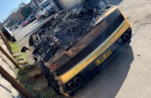 Gold Lamborghini Explodes (7 pics)