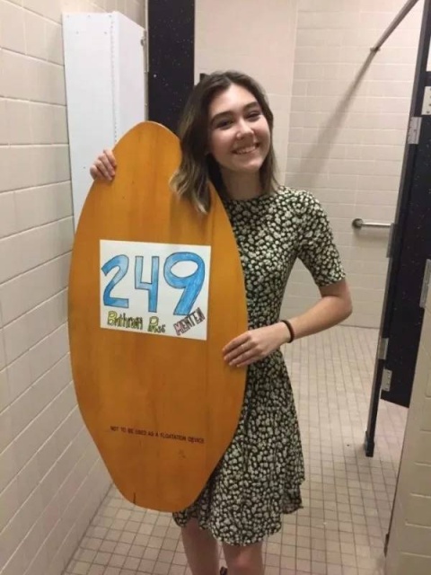 Very Unusual Hall Passes (34 pics)