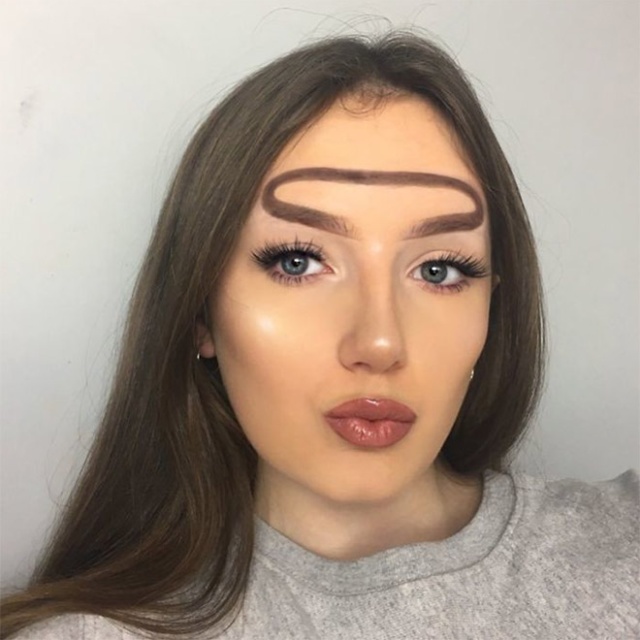 Women Who Don’t Understand Eyebrows (21 pics)