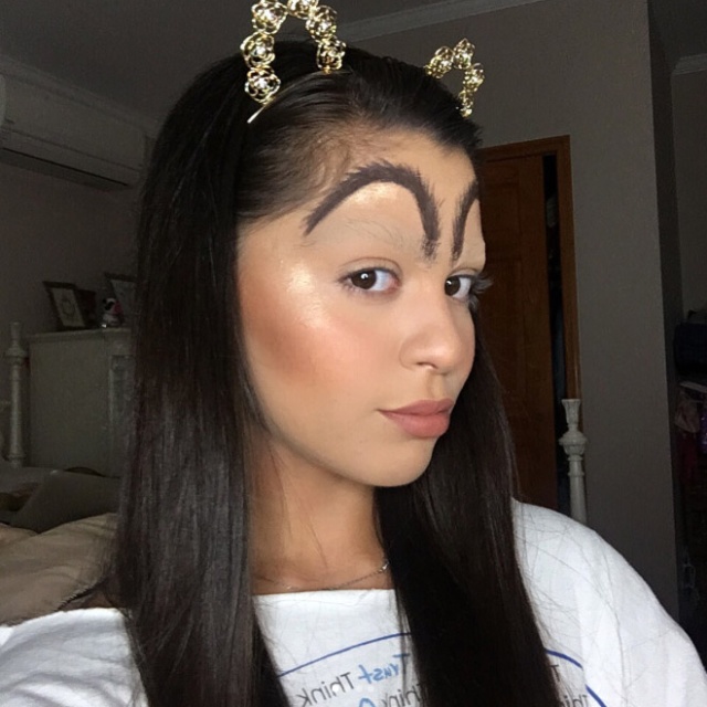 Women Who Don’t Understand Eyebrows (21 pics)