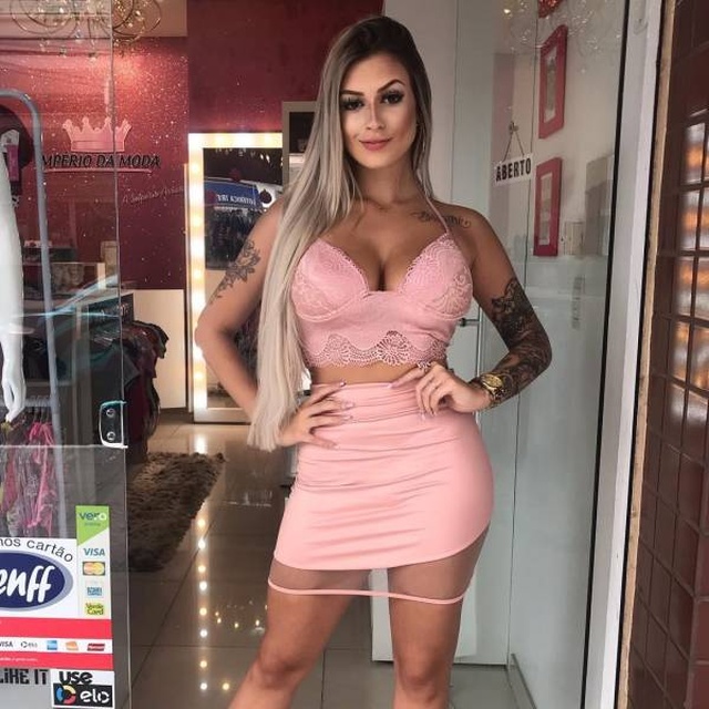 Girls In Tight Dresses (52 pics)