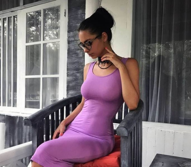 Girls In Tight Dresses (52 pics)