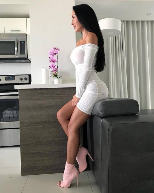 Girls In Tight Dresses (52 pics)