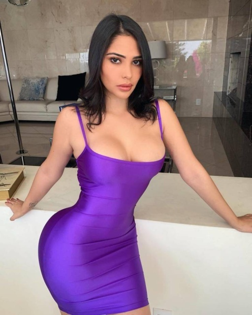 Girls In Tight Dresses (52 pics)