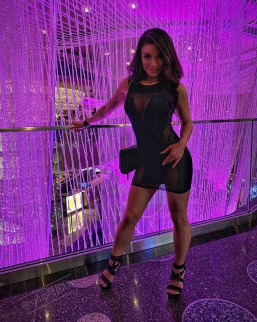 Girls In Tight Dresses (52 pics)