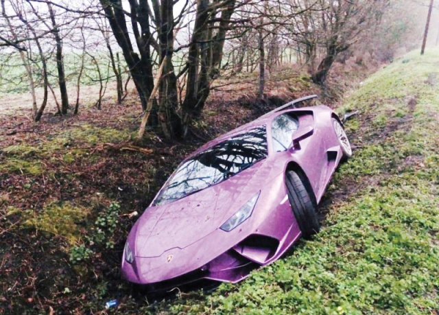 A Crypto Millionaire Left His Crashed Lamborghini In Ditch And Took A Taxi To Office (7 pics)