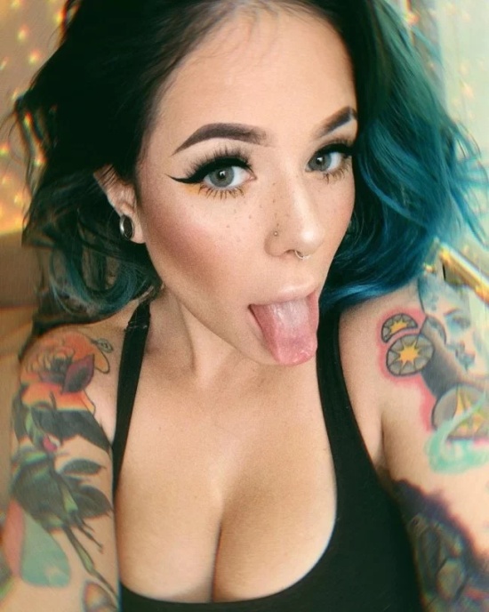 Hot Girls With Tongues Out (28 pics)